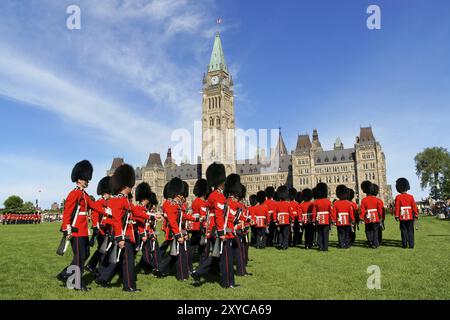 Ottawa, Kanada, 8. August 2008: Wachwechsel vor dem kanadischen Parlament auf dem Parliament Hill in Ottawa, Kanada, Nordamerika Stockfoto