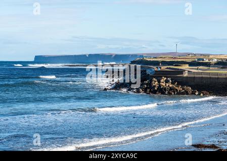 Thurso, Schottland, Großbritannien - 16. Oktober 2023: Der Strand in der Thurso Bay bei sonnigem Herbstwetter an der Nordküste von Thurso, Caithness, Schottland, United Kin Stockfoto