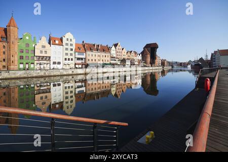 Ruhigen Morgen in der Stadt Danzig in Polen, Altstadt Skyline Blick auf den Fluss mit dem Spiegelbild im Wasser Stockfoto