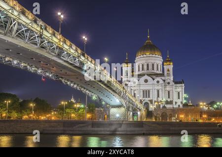 Skyline der Stadt Moskau bei Nacht in der Kathedrale Christi des Erlösers und Brücke über den Fluss Moskau, Moskau, Russland, Europa Stockfoto