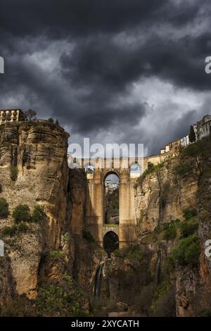 Stürmischer Himmel über Puente Nuevo, neue Brücke in der El Tajo Schlucht in Ronda Stadt, Andalusien, Spanien, Europa Stockfoto