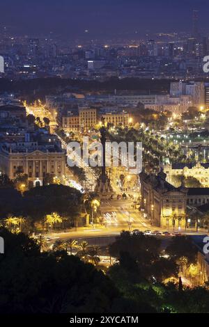 Barcelona Stadt bei Nacht in Katalonien, Spanien, Blick von oben, Columbus Monument in der Mitte, Europa Stockfoto