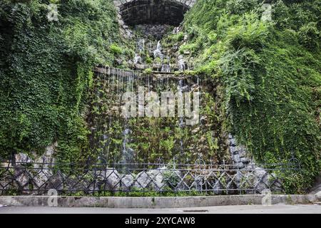 Ungarn, Budapest, künstlicher Wasserfall auf dem Gellert-Hügel, Wasserkaskade umgeben von üppigen Kriechpflanzen, Europa Stockfoto