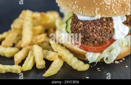 Hausgemachter Falafel Burger auf einer dunklen Schieferplatte (Nahaufnahme, selektiver Fokus) Stockfoto
