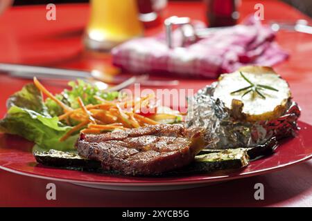 Gegrilltes Schweinefleisch auf einer Platte im Freien Stockfoto