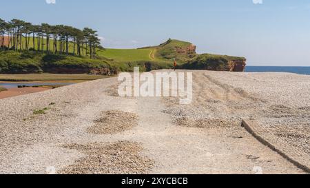 Strand in Budleigh Salterton in Richtung Otterton Ledge, Jurassic Coast, Devon, Großbritannien Stockfoto