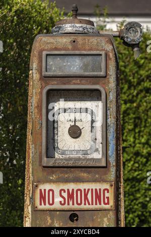 Coalport, Shropshire, England, Vereinigtes Königreich, 02. Mai, 2018: eine alte stillgelegte Benzinpumpe vor einer Hecke Stockfoto