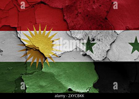 Flaggen von Irakisch-Kurdistan und Syrien auf zerrissene Mauer gemalt Stockfoto