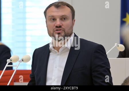 Potsdam, Deutschland. August 2024. Brandenburgs SPD-Parteivorsitzender Daniel Keller spricht im Rahmen einer Sondersitzung im brandenburgischen landtag vor dem Plenum. Quelle: Michael Bahlo/dpa/Alamy Live News Stockfoto