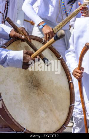 Trommeln werden bei einem religiösen und populären Festival in der Stadt Belo Horizonte, Minas Gerais, Brasilien, Südamerika gespielt Stockfoto