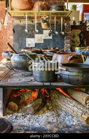 Traditionelle brasilianische Lebensmittel in Tontöpfen und in den alten und beliebten Holzofen vorbereitet wird. Stockfoto