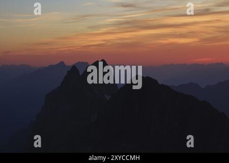 Farbenfroher Sonnenuntergang in den Schweizer Alpen, Blick vom Titlis. Sommerszene Stockfoto