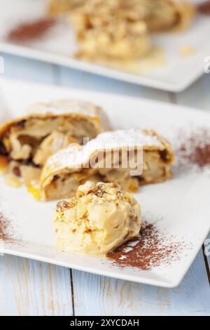 Apfelstrudel und Vanilleeis auf Teller Stockfoto