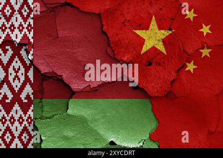 Flaggen von Weißrussland und China auf gerissene Wand gemalt Stockfoto