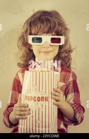 Junge, der Popcorn in der Hand hält. Kinokonzept. Retro-STYLE Stockfoto