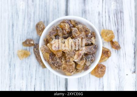 Teil der braune Kandiszucker als detaillierte Nahaufnahme (selektive Fokus) Stockfoto