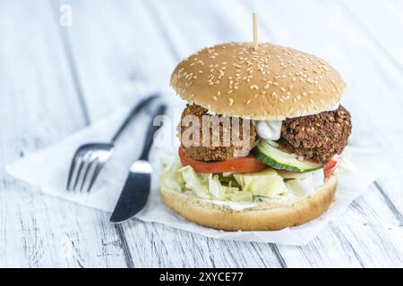 Frisch zubereiteter Falafel Burger (Nahaufnahme, selektiver Fokus) auf hölzernem Hintergrund Stockfoto