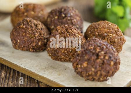 Falafel (Nahaufnahme, selektiver Fokus) auf einem alten Holztisch Stockfoto