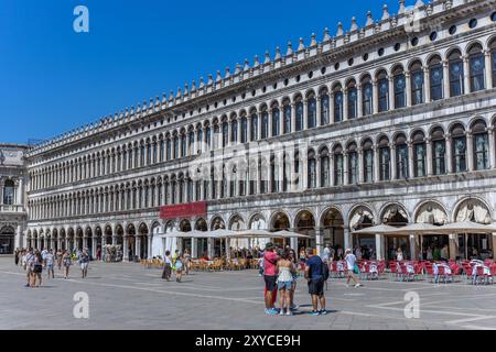 Venedig, Italien - 26. Juli 2024: Tourist auf dem Markusplatz. Venedig ist ein sehr beliebtes Touristenziel. Venedig, Italien Stockfoto