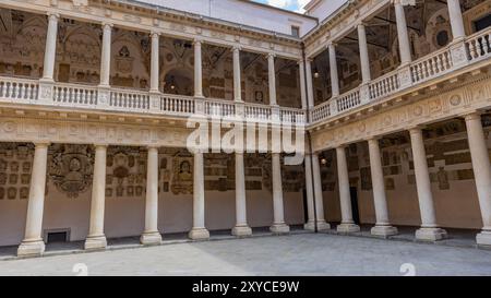 Padua, Italien - 23. Juli 2024: Hof des Palazzo Bo (Bo-Palast), historisches Gebäude mit Sitz der Universität Padua aus dem Jahr 1539 in Padua, Italien Stockfoto