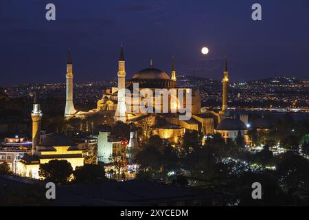 Mondaufgang am Aya Sofya in Istanbul, Türkei Stockfoto