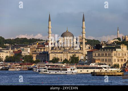 Stadt Istanbul in der Türkei, historisches Eminonu Viertel vom Goldenen Horn, neue Valide Sultan Moschee (türkisch Yeni Valide Sultan Camii) in der Mitte Stockfoto