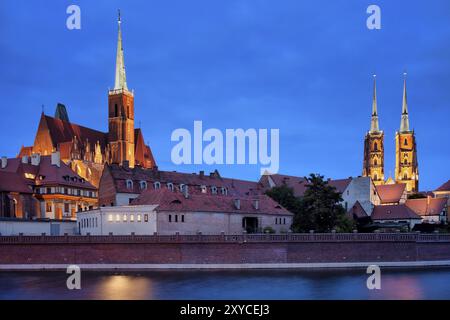 Stadt Breslau in der Dämmerung in Polen, Ostrow Tumski Skyline mit der Heilig-Kreuz-Kirche und die Kathedrale St. Johannes der Täufer am Fluss Odra Stockfoto