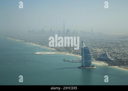 Dubai, Vereinigte Arabische Emirate, 17. Oktober 2014: Foto des berühmten Hotels Burj Al Arab in Dubai aus einem Wasserflugzeug in Asien Stockfoto