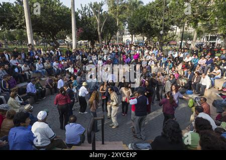 Lima, Peru, 29. August 2015: Menschen bei der öffentlichen Salsa Tanzveranstaltung am Samstag im Parque Kennedy im Bezirk Miraflores, Südamerika Stockfoto