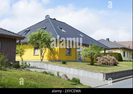 Neubau in einem Wohnviertel in Deutschland. Neu errichtetes Wohnhaus in A in einem Vorstadtviertel in Deutschland Stockfoto