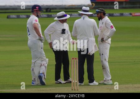 Chester le Street, England, 22. August 2024. Paul Baldwin und Peter Hartley diskutieren den Ball mit dem Kapitän Haseeeb Hameed und dem Durham Batter Alex Lees. Quelle: Colin Edwards. Stockfoto