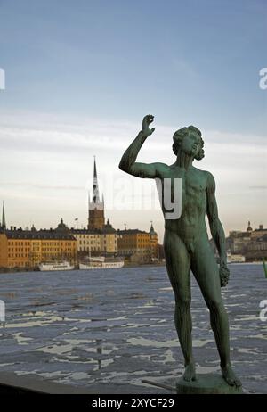 Statue @ Riddarfjaerden mit Blick auf die Insel Riddarholmen Stockfoto