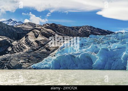 Blick auf den schönen blauen Eisberg der Gletscher Grey auf See Grau mit Rock Mountain bei Torres del Paine National Park im südlichen chilenischen Patagonien Eis Stockfoto