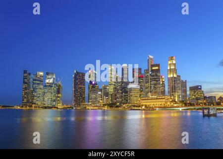 Skyline der Stadt Singapur bei Nacht, Marina Bay, Singapur, Asien Stockfoto