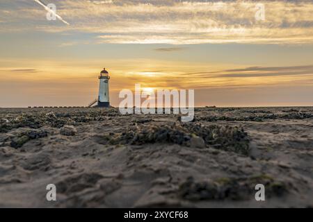 Sonnenuntergang am Leuchtturm in der Nähe von Ayr Talacre, Flintshire, Clwyd, Wales, Großbritannien Stockfoto