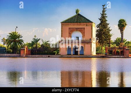 Der berühmte Saadian pavillon spiegelt sich im Pool in den Menara Gardens Stockfoto