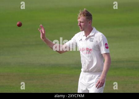 Chester le Street, England, 22. August 2024. Lyndon James Bowling für Nottinghamshire gegen Durham Cricket in einem Spiel der County Championship Division 1 im Seat Unique Riverside. Quelle: Colin Edwards. Stockfoto