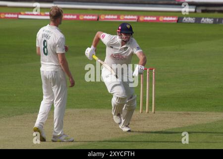 Chester le Street, England, 22. August 2024. Alex Lees schlägt für Durham Cricket gegen Nottinghamshire in einem Spiel der County Championship Division 1 im Seat Unique Riverside. Der Bowler ist Lyndon James. Quelle: Colin Edwards. Stockfoto