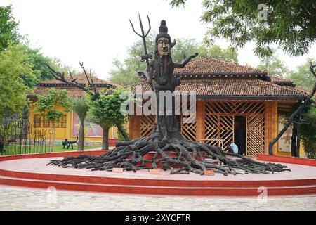 Bada Dev & Boodhi Dai. Kulturdorf - AADIVART - Staatliches Museum für Stammes- und Volkskunst von Madhya Pradesh, Khajuraho, Indien. Stockfoto