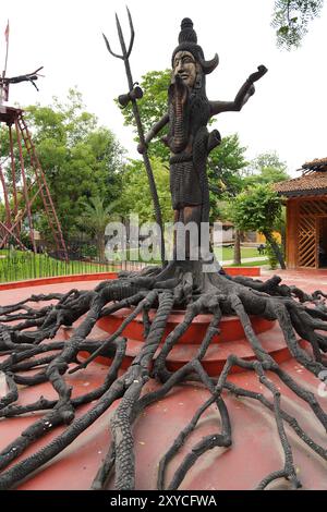 Bada Dev & Boodhi Dai. Kulturdorf - AADIVART - Staatliches Museum für Stammes- und Volkskunst von Madhya Pradesh, Khajuraho, Indien. Stockfoto