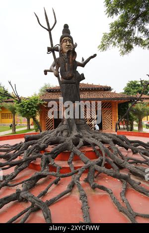 Bada Dev & Boodhi Dai. Kulturdorf - AADIVART - Staatliches Museum für Stammes- und Volkskunst von Madhya Pradesh, Khajuraho, Indien. Stockfoto