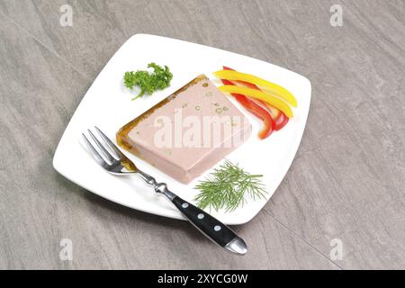 Leberpastete auf einer weißen Platte Stockfoto