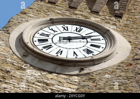 Uhrenturm in Passignano sul Trasimeno, einer kleinen Stadt am gleichnamigen See in der italienischen Region Umbrien Stockfoto