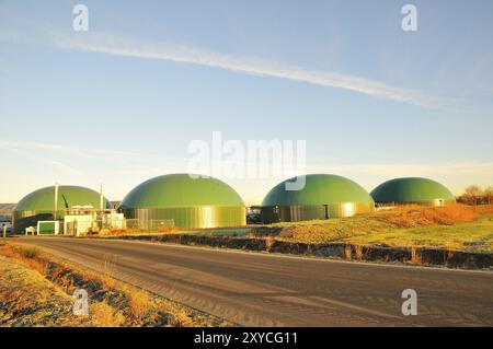 Landwirtschaft mit Biogasanlage. Landwirtschaftliche Biogasanlage Stockfoto