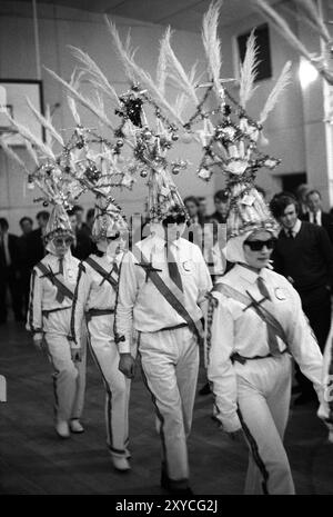 Biddy Boys in Killorglin feiern die keltische Heilige Brigit oder Brigid, eine heidnische Göttin des vorchristlichen Irlands. Die Feier dauert mehrere Tage. Am Ende des Festivals findet ein Wettbewerb für das bestgekleidete Biddy Boy Team statt. Killorglin, County Kerry, Eire, Südirien, Februar 1972 1970, HOMER SYKES Stockfoto