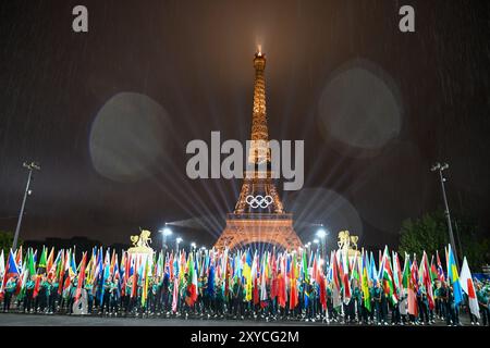 PARIS, FRANKREICH-26. Juli 2024: Während der Eröffnungszeremonie der Olympischen Spiele in Paris 2024 werden die Flaggen jedes Landes auf der Jenaer Brücke gehisst Stockfoto