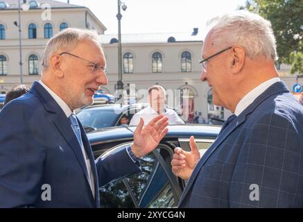 München, Deutschland. August 2024. Joachim Herrmann (r, CSU) Bayerischer Innenminister für Sport und Integration begrüßt den kroatischen Innenminister Davor Bozinovic vor dem bayerischen Innenministerium. Das Hauptthema des Treffens wird die "Eindämmung der illegalen Migration" sein. Quelle: Peter Kneffel/dpa/Alamy Live News Stockfoto