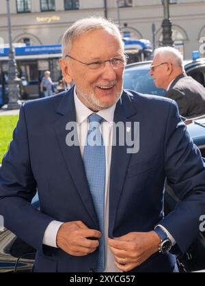 München, Deutschland. August 2024. Der kroatische Innenminister Davor Bozinovic trifft sich zu einem Treffen mit dem bayerischen Innenminister Herrmann vor dem bayerischen Innenministerium ein. Das Hauptthema des Treffens ist die "Eindämmung der illegalen Migration". Quelle: Peter Kneffel/dpa/Alamy Live News Stockfoto