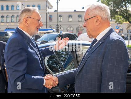 München, Deutschland. August 2024. Joachim Herrmann (r, CSU) Bayerischer Innenminister für Sport und Integration begrüßt den kroatischen Innenminister Davor Bozinovic vor dem bayerischen Innenministerium. Das Hauptthema des Treffens wird die "Eindämmung der illegalen Migration" sein. Quelle: Peter Kneffel/dpa/Alamy Live News Stockfoto