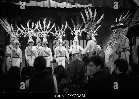 Biddy Boys in Killorglin feiern die keltische Heilige Brigit oder Brigid, eine heidnische Göttin des vorchristlichen Irlands. Die Feier dauert mehrere Tage. Am Ende des Festivals findet ein Wettbewerb für das bestgekleidete Biddy Boy Team statt. Killorglin, County Kerry, Eire, Südirien, Februar 1972 1970, HOMER SYKES Stockfoto